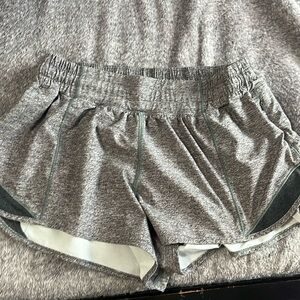 Gray lulu hot hot shorts, the underwear liner is cut out